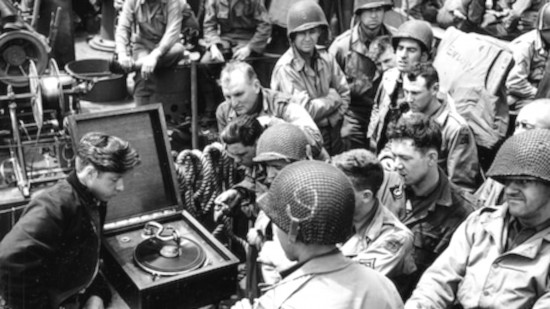 Best Hoi4 mods guide - Soldier's Radio Extended mod - WW2 photo showing american soldiers listening to a record