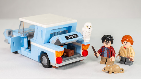 Lego Harry Potter: Flying Ford Anglia review image showing the minifigures behind the back of the car, with the boot open.