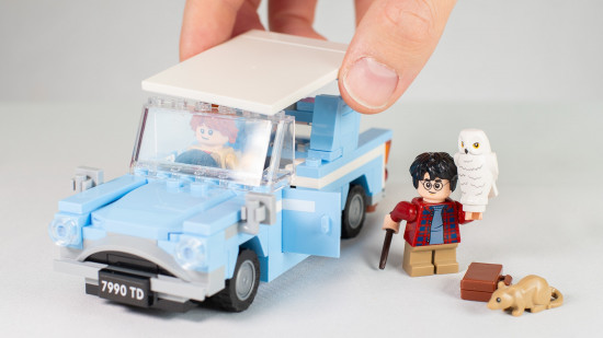 Lego Harry Potter: Flying Ford Anglia review image showing a hand adding the roof to the car, while Ron sits inside it and Harry hangs out with Headwig and Scabbers.