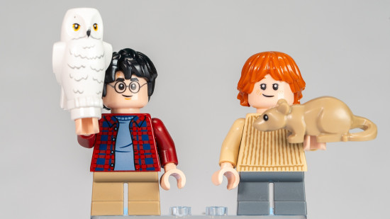 Lego Harry Potter: Flying Ford Anglia review image showing Harry and Ron's minifigures holding Hedwig and Scabbers.