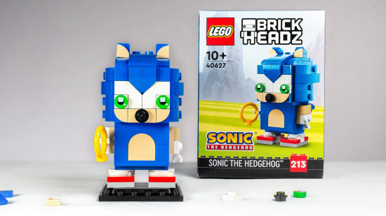 Lego Sonic the Hedgehog Brickheadz review image showing the assembled figured besides its box.