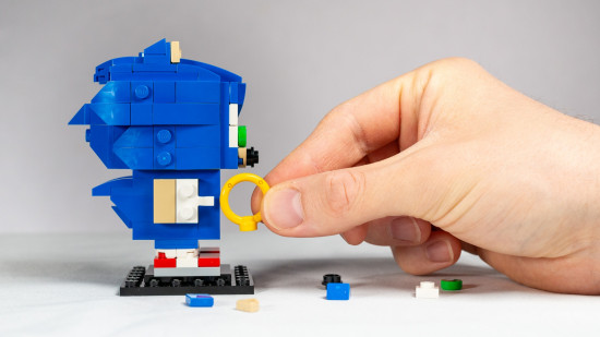Lego Sonic the Hedgehog Brickheadz review image showing the set from the side, with someone adding a ring to it.